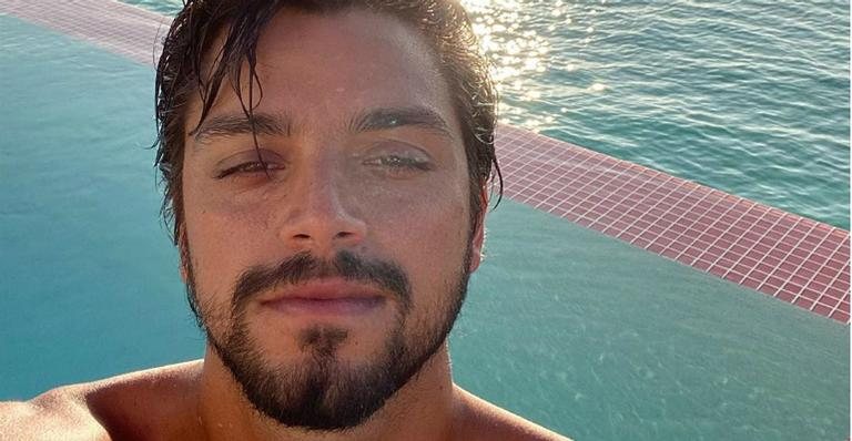 Rodrigo Simas chama atenção da web ao posar sem camisa - Instagram