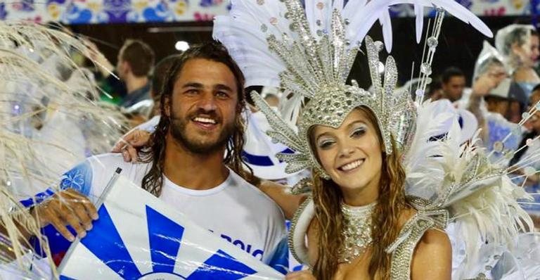 Isabella Santoni posa com o namorado em Desfile das Campeãs: ''Que emoção foi atravessar a Sapucaí'' - Instagram