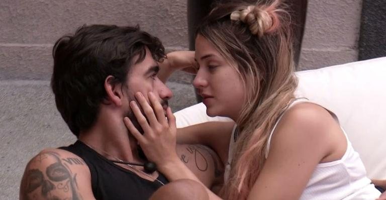 Gabi e Guilherme trocam carícias - Reprodução/TV Globo