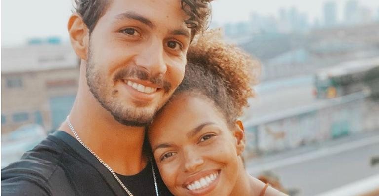 Jeniffer Nascimento recebeu um buquê de seu marido em homenagem aos 10 meses de casamento - Instagram