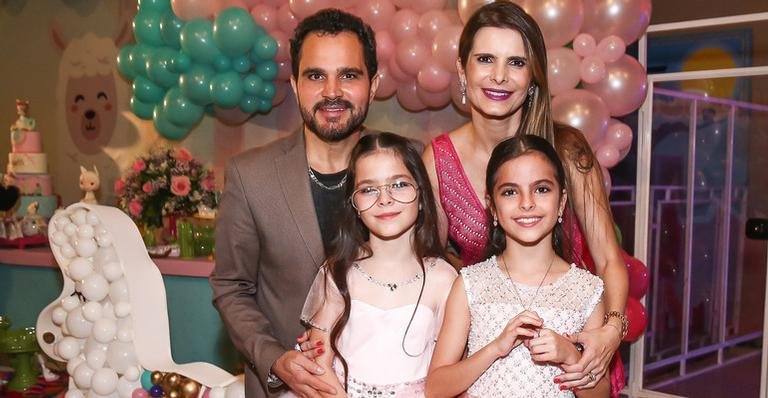 Luciano Camargo e Flávia Fonseca comemoram 10 anos das filhas gêmeas - Manuela Scarpa/Brazil News