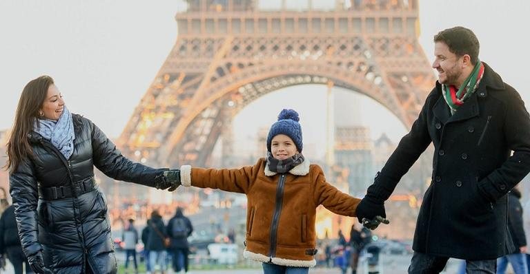 Frente à monumental torre Eiffel, o trio posa em clima de férias. - Girlando Alves