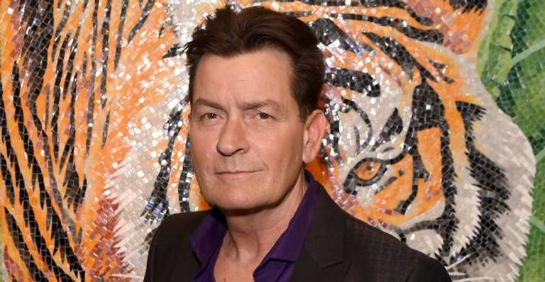 Charlie Sheen é acusado de estupro por ator de 'Goonies' - Getty Images