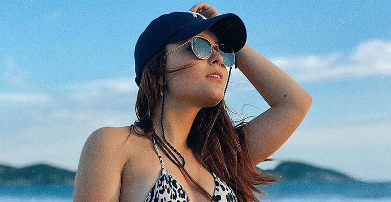 Com vários acessórios, Larissa Manoela posa na praia curtindo pôr do sol - Instagram