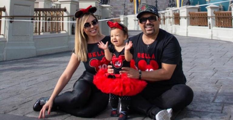 Sertanejo Edson celebra 10 meses da filha na Disney - Créditos: A Beleza da Maternidade