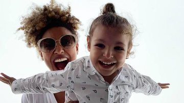 Sheron Menezzes relembra clique agarradinha ao lado do filho - Instagram