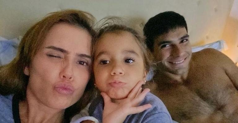 Deborah Secco e a família passam a quarentena no sofá - Instagram