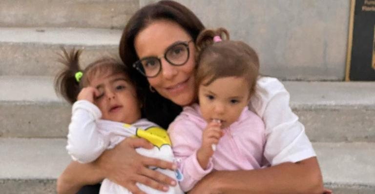 Ivete Sangalo brinca com as gêmeas Marina e Helena - Instagram