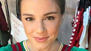 Em quarentena, Alice Wegmann é flagrada passeando com o cachorro - Instagram