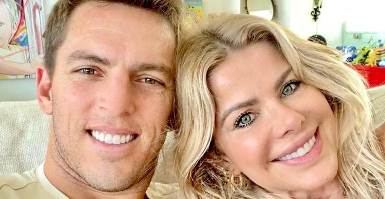 Karina Bacchi mostra flores que recebeu de Amaury Nunes - Instagram