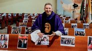 Padre Marcelo mostra orgulhoso as fotos colocadas nas cadeiras e bancos de sua igreja, na zona sul de SP - Jonas Pimentel