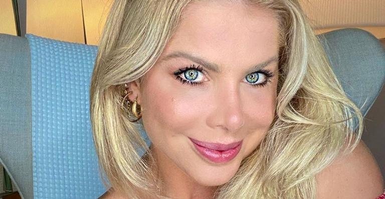 Karina Bacchi aproveita dia de sol de quarentena na piscina - Instagram