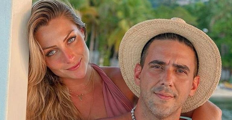 André Marques e namorada estão morando juntos após um ano de relacionamento - Instagram