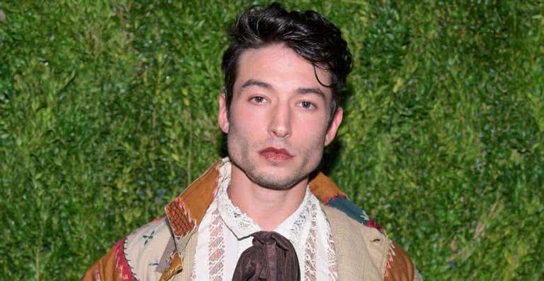 Ator Ezra Miller choca ao aparecer enforcando fã em vídeo - Getty Images