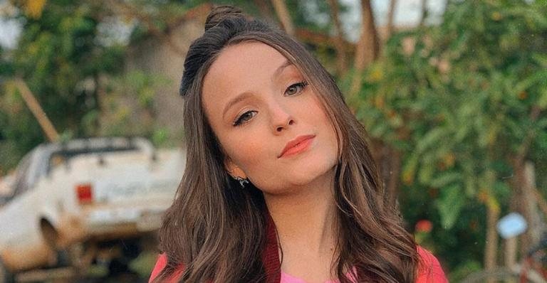 Larissa Manoela aproveita quarentena para aumentar o conhecimento com livros - Instagram