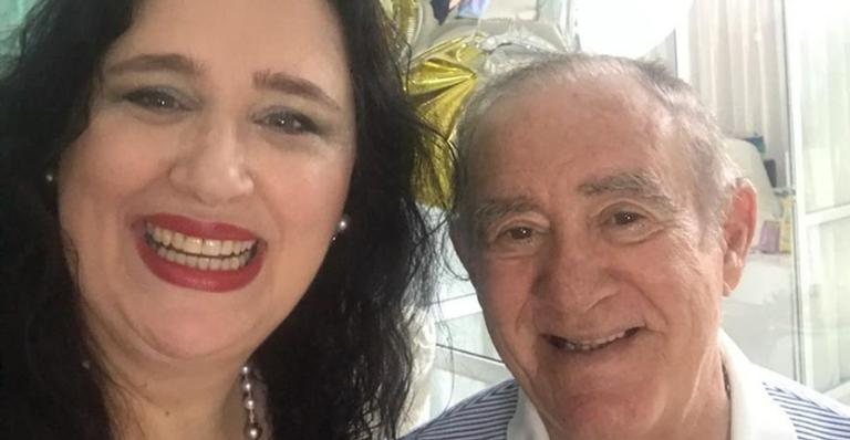 Renato Aragão faz clique romântico com a mulher - Instagram