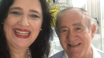 Renato Aragão faz clique romântico com a mulher - Instagram