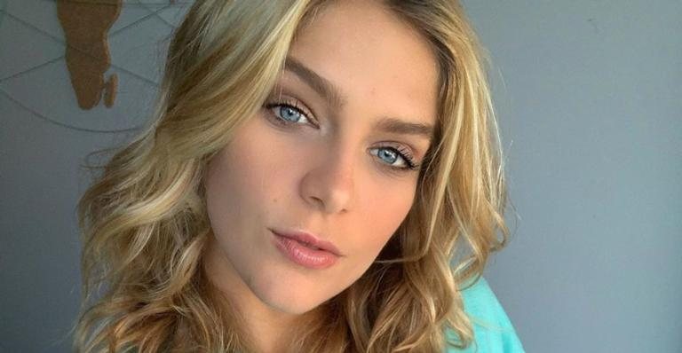 Isabella Santoni pinta sua velha prancha e fãs aprovam - Instagram