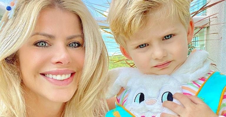 Karina Bacchi brinca de cabaninha na sala com o filho - Instagram