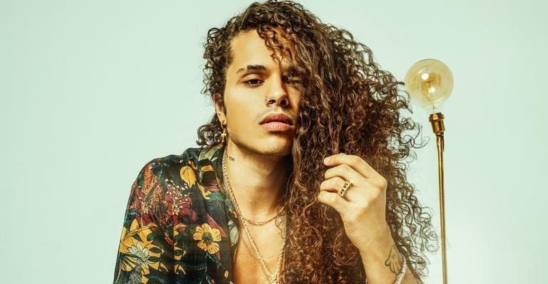 Vitão dá detalhes sobre live e do clipe Mais que Bom, gravado em casa em parceria com o cantor Agir - Bruno Trindade