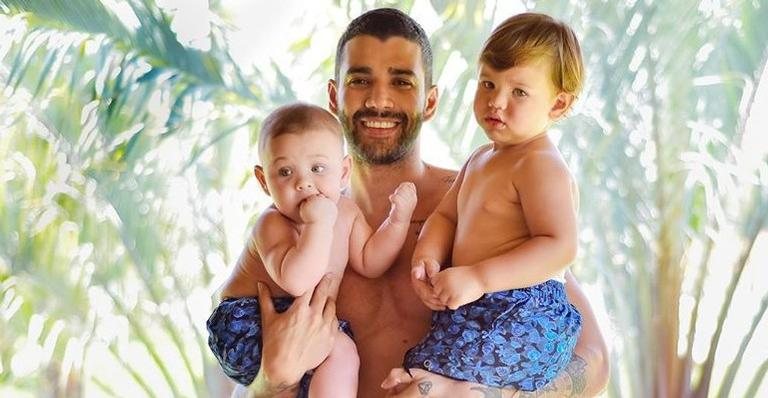 Gusttavo Lima encanta a web ao flagrar os filhos no sofá - Instagram