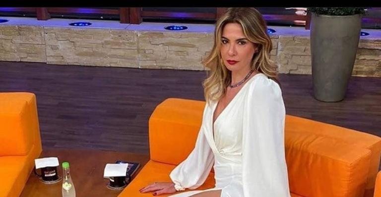 Luciana Gimenez exibe sua boa forma em clique conceitual na varanda de casa - Instagram