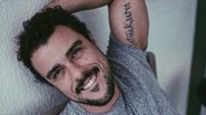 Sem camisa, Joaquim Lopes toma banho de sol - Instagram