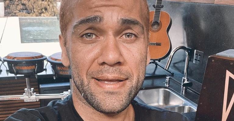 Daniel Alves diverte web ao surgir com bananas na cabeça - Divulgaação/Instagram