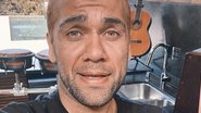 Daniel Alves diverte web ao surgir com bananas na cabeça - Divulgaação/Instagram