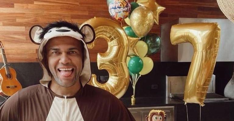 Daniel Alves completa 37 anos e celebra junto com a esposa - Divulgação/Instagram