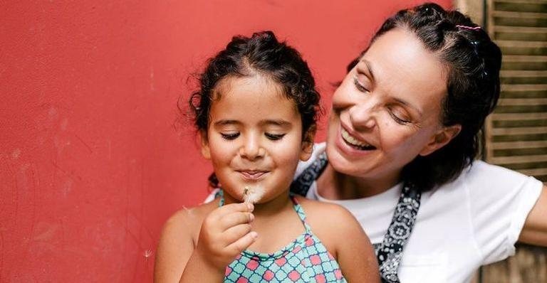 Carolina Ferraz com a filha caçula, Isabel Marins - Reprodução/Instagram