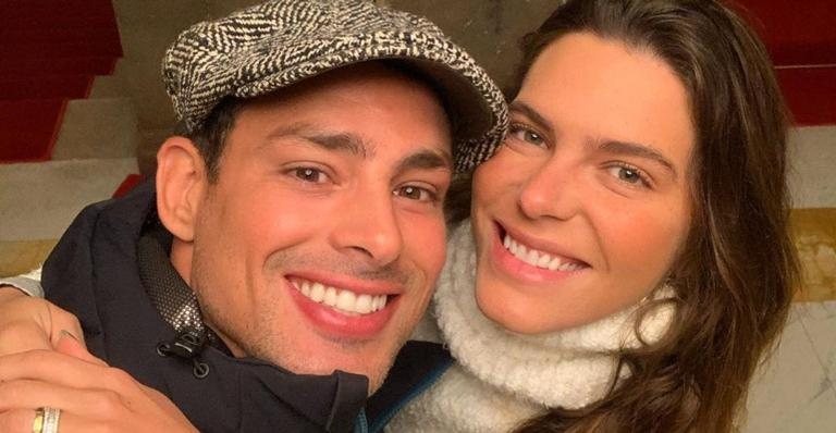 Cauã Reymond surge agarradinho com a esposa e encanta - Instagram