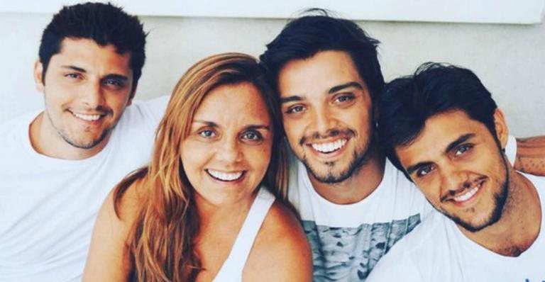 Rodrigo Simas homenageia a mãe relembrando infância com os irmãos Bruno Gissoni e Felipe Simas - Instagram