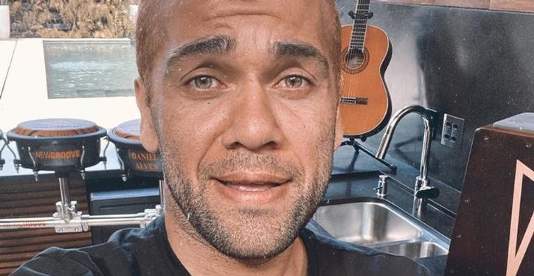 Daniel Alves surge em clique fofo com a esposa e filosofa sobre a felicidade - Divulgação/Instagram