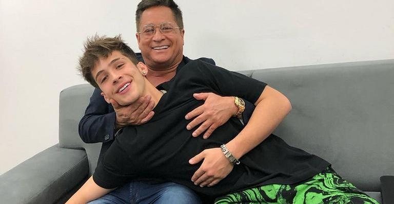 Em clique raro, João Guilherme posa com o pai, Leonardo: ''Tava com saudades'' - Instagram