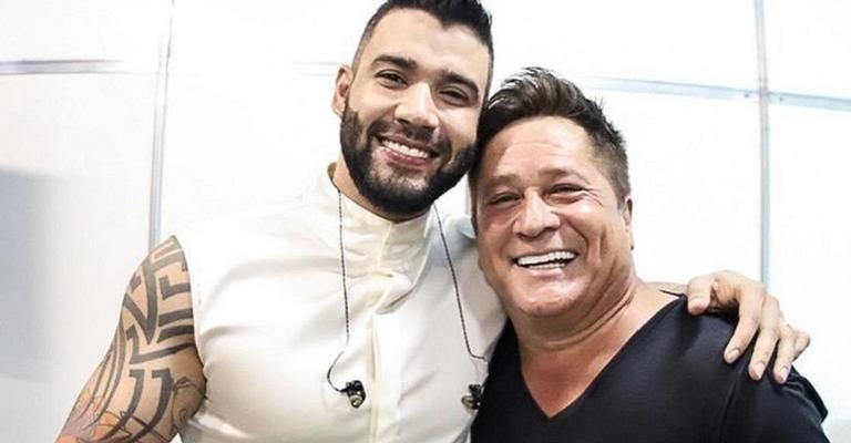 Gusttavo Lima e Leonardo posam em clique com galinhas vivas - Reprodução/Instagram