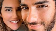 Hugo Moura cai no sono após ajudar a retirar os apliques do cabelo de sua esposa, Deborah Secco - Instagram