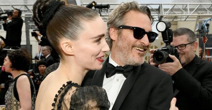 Joaquin Phoenix e Rooney Mara estariam esperando o primeiro filho, segundo jornal - Getty Images