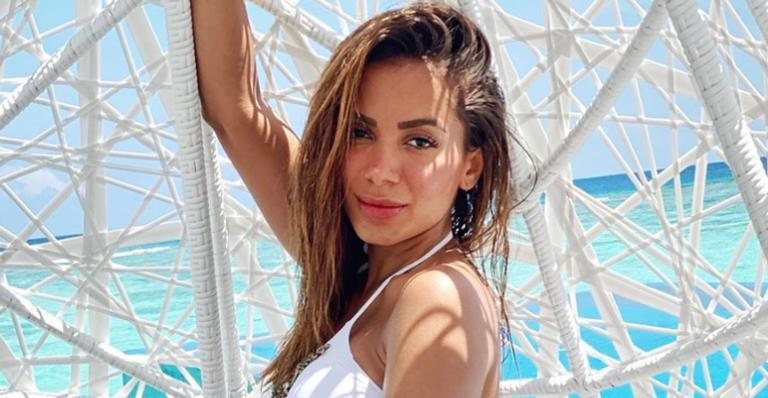 Anitta coloca unhas postiças com super cola e se arrepende - Instagram