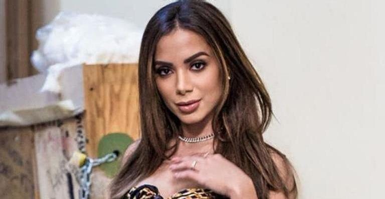 Anitta deixa calcinha à mostra e sensualiza na web - Instagram