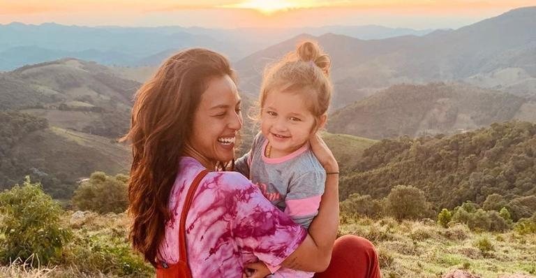 Madalena faz registros e se diverte alterando fotos do celular de sua mãe - Instagram