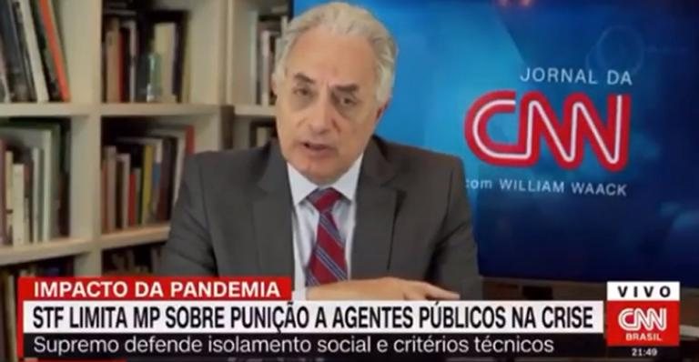 Ao vivo, William Waack se confunde e chama Jornal da CNN de Jornal Nacional - Reprodução