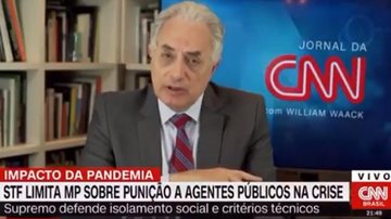 Ao vivo, William Waack se confunde e chama Jornal da CNN de Jornal Nacional - Reprodução