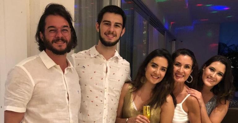 Fátima Bernardes celebra Dia do Abraço com fotos em família - Reprodução/Instagram