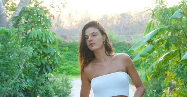 Isis Valverde chama atenção ao publicar foto de biquíni - Reprodução/Instagram