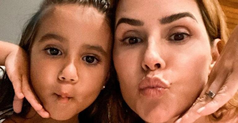 Em quarentena, Deborah Secco surge agarrada com a filha, Maria Flor - Instagram