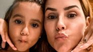 Em quarentena, Deborah Secco surge agarrada com a filha, Maria Flor - Instagram