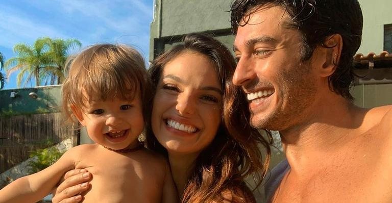 Em quarentena, Isis Valverde encanta ao surgir agarrada com o filho e marido: ''Pacote de amor'' - Instagram