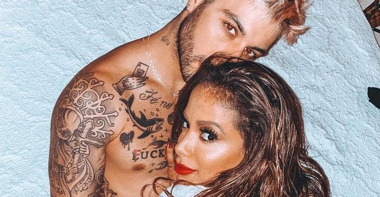 Apaixonada, Anitta usar colar escrito Gui e brinca: ''Sou trouxa'' - Instagram