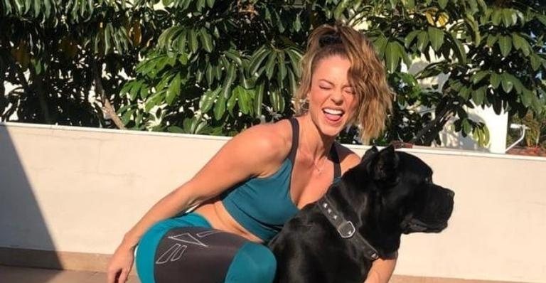 Paolla Oliveira medita ao lado de um de seus cachorros de estimação - Instagram